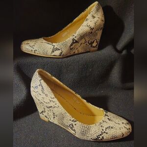 Riverberry Black & Cream Snake-Print Wedge Round Toe Pumps  -Size 7